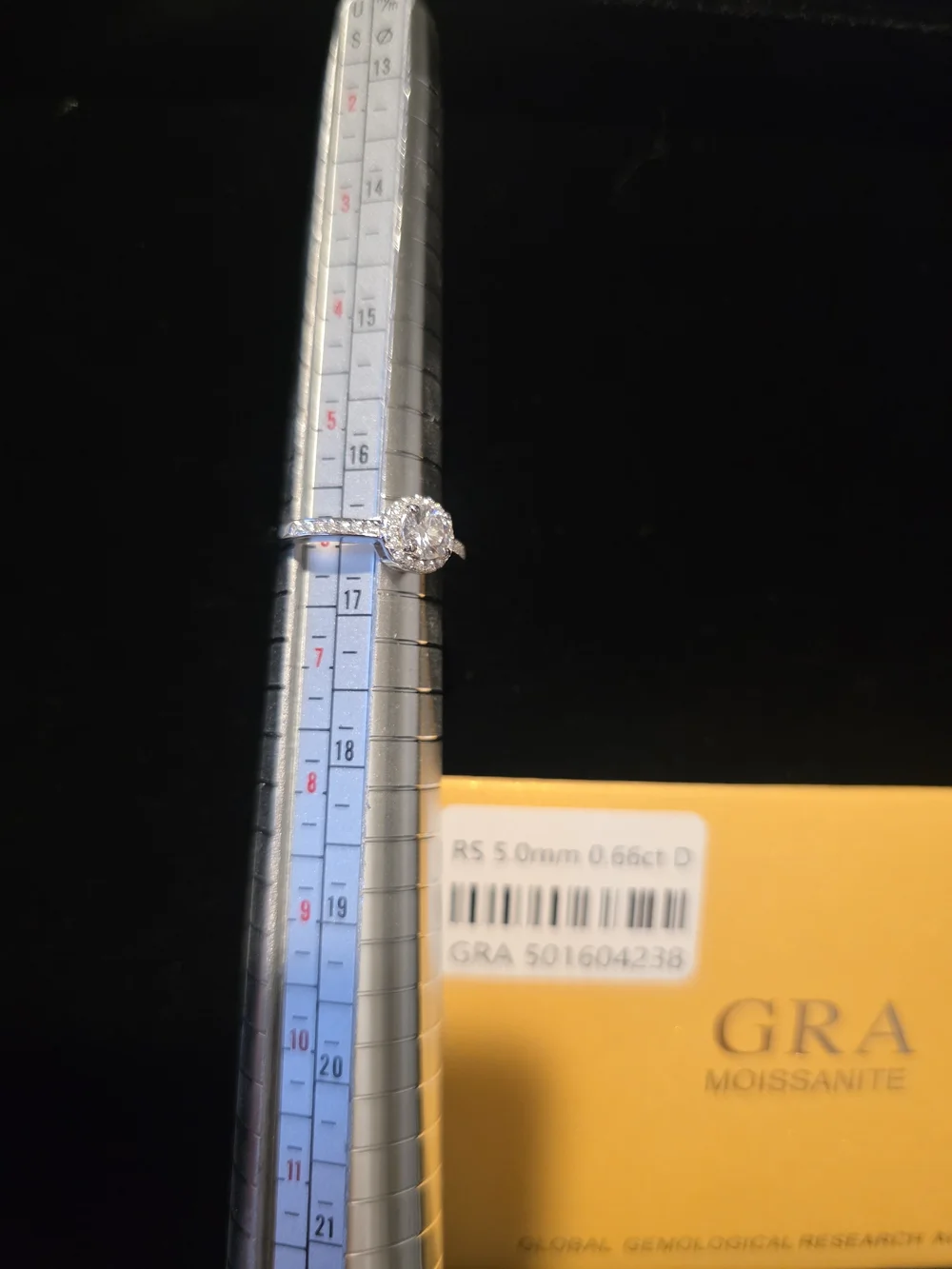 N/A elegant moissanite